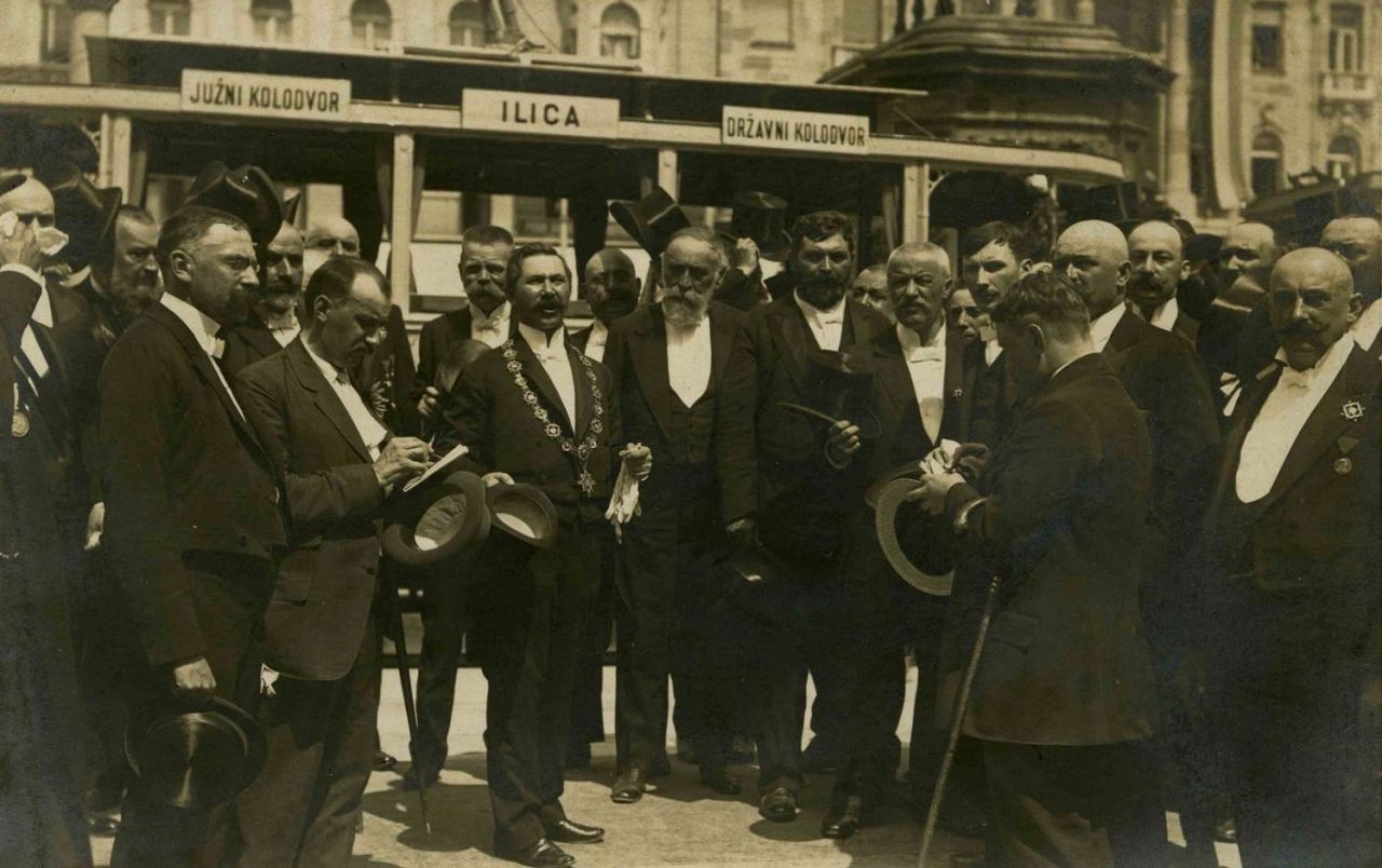 Prvi električni tramvaj u Zagrebu. Gradonačelnik Janko Holjac na proslavi otvorenja električnog tramvaja 18. kolovoza 1910. godine